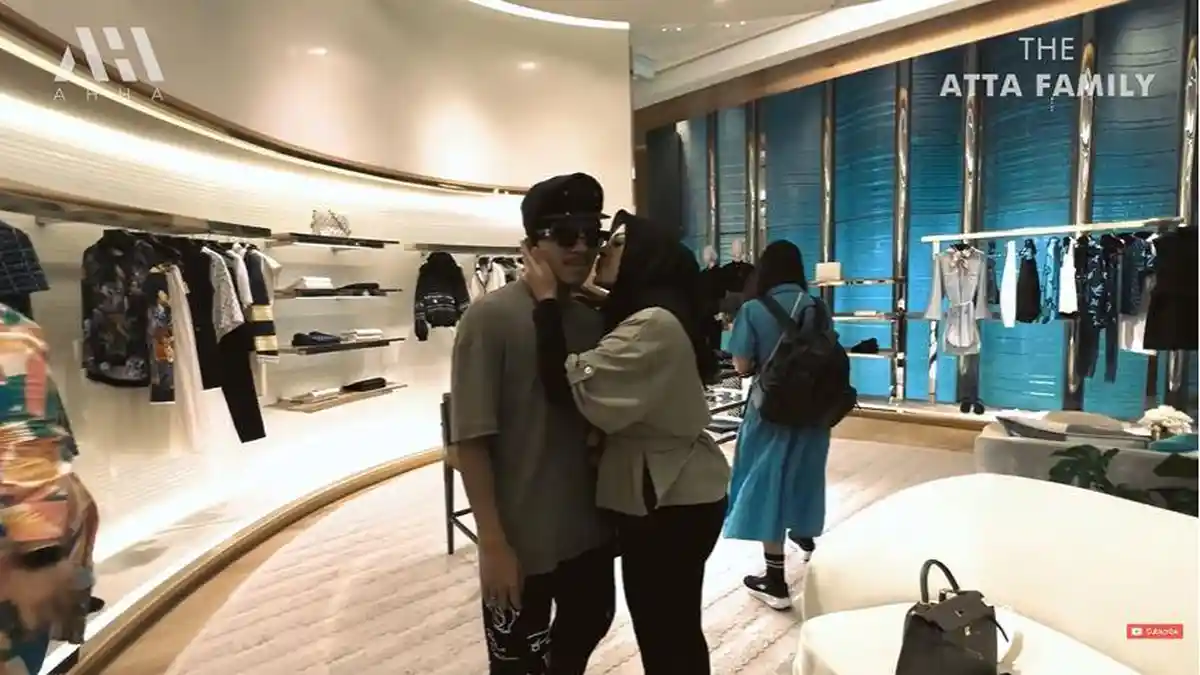 Aurel Hermansyah Cium Atta Halilintar usai Belanja Barang Branded di Singapura