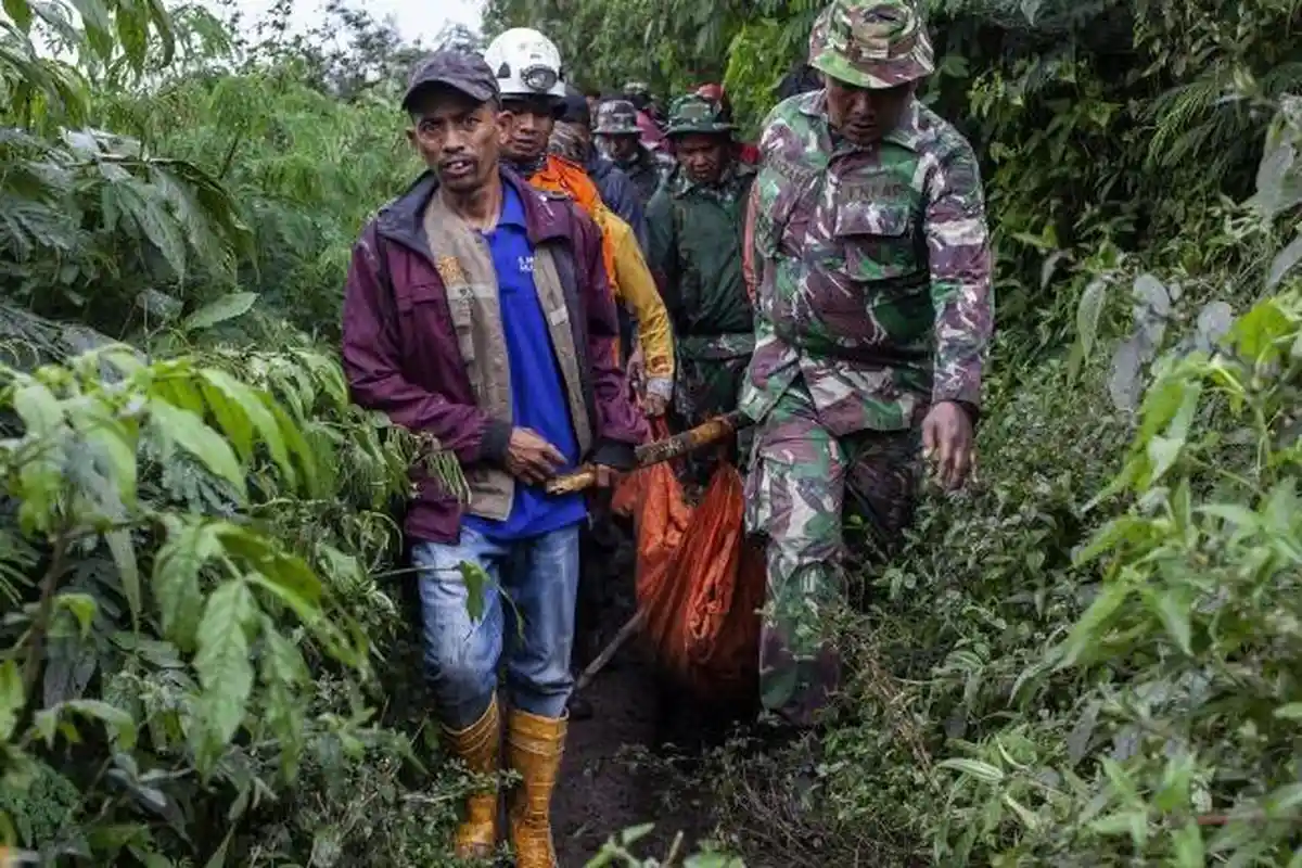 Kisah warga dan aparat yang berjibaku demi mengevakuasi korban erupsi Gunung Marapi