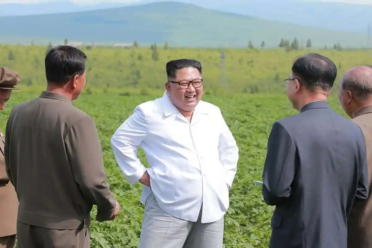 Potret Kemunculan Perdana Kim Jong Un setelah Kabar Meninggal, Potong Pita Resmikan Pabrik Pupuk