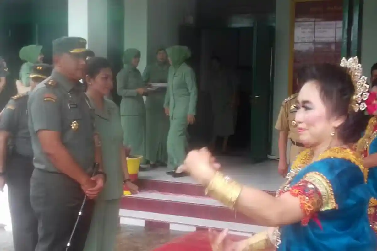 Pangdam Ogah Dipayungi di Markas Kodim 1420 Sidrap, Disambut Tari Padduppa - pangdam-tiba-di-makodim_20160301_132126.jpg
