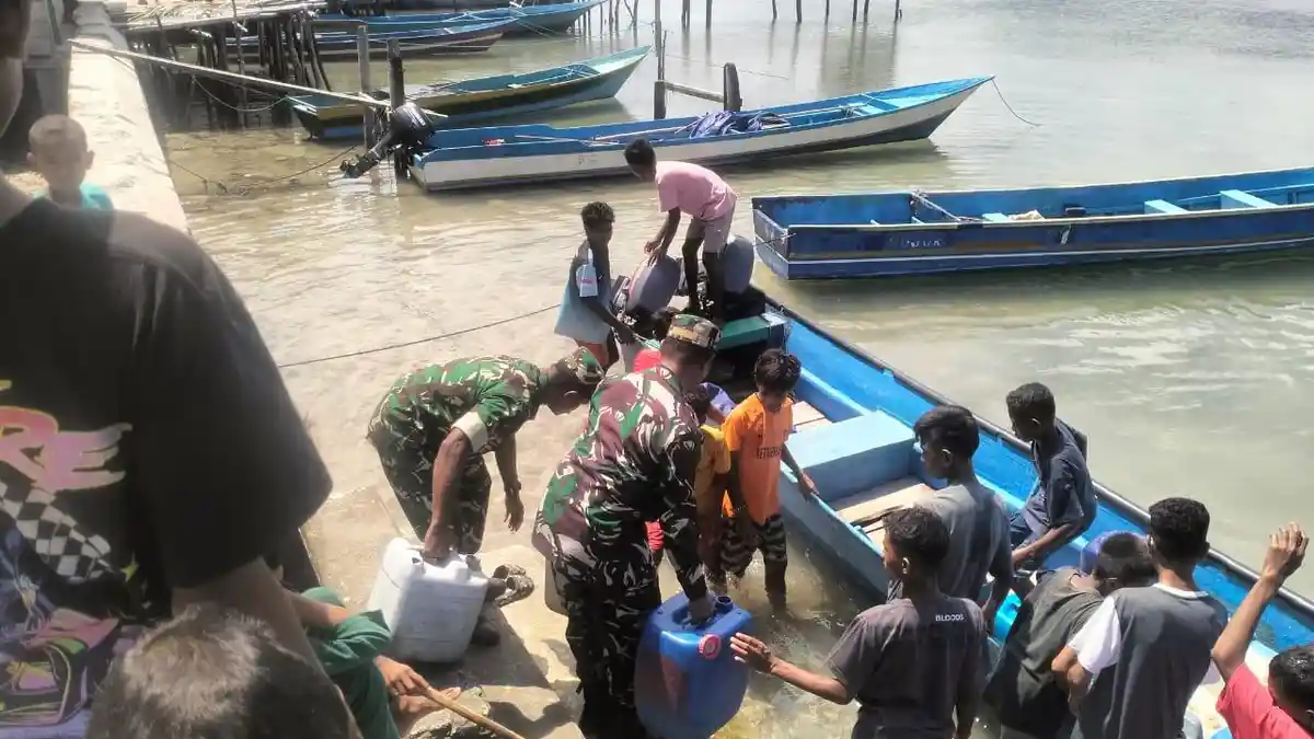 Krisis Air Bersih, Warga di Desa Lalasa Seram Bagian Timur Terpaksa Seberangi Laut