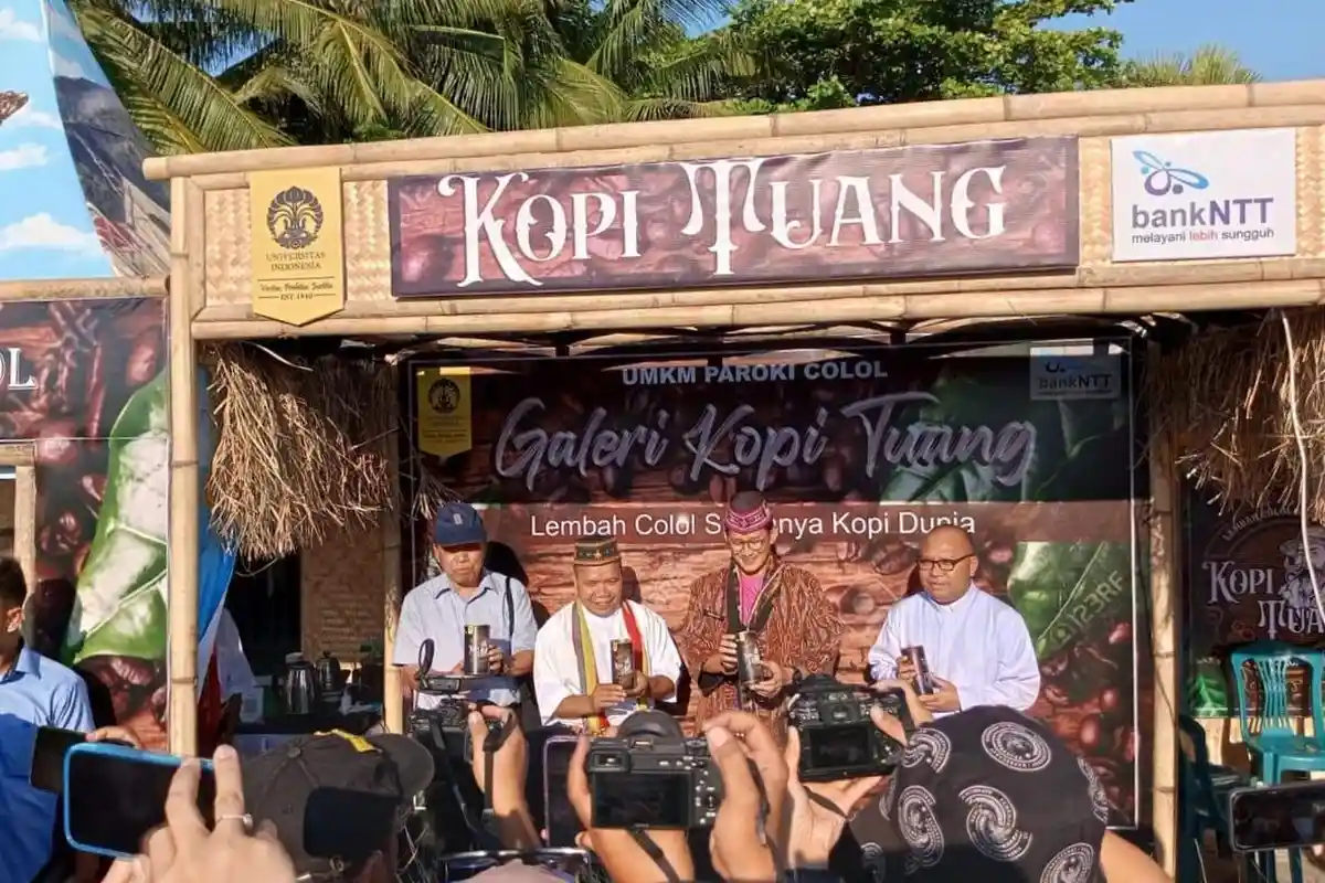Menteri Pariwisata Kunjung Gerai Kopi Tuang Dampingan UI dan Bank NTT di Festival Golo Koe