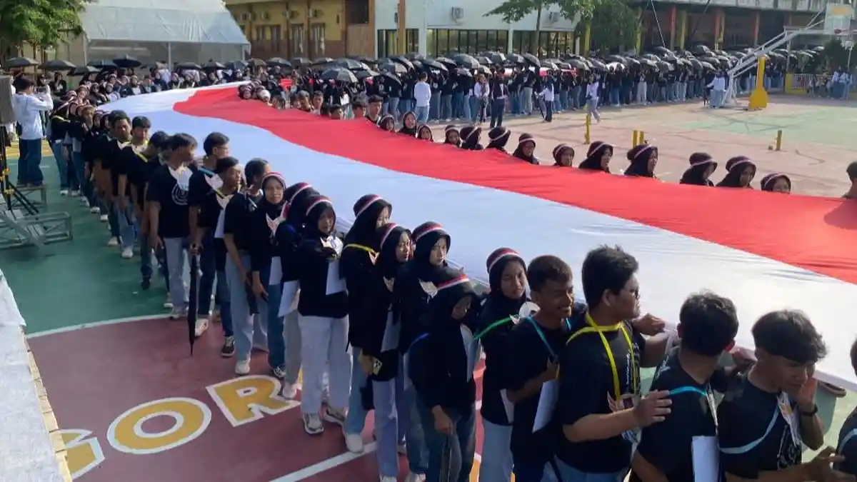 Terpanjang di Bojonegoro! 1.110 Mahasiswa Unigoro Kirab Bendera Merah Putih Sepanjang 132 Meter