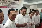 Bobby-Nasution-menunjukkan-KTA-nya-sebagai-kader-Gerindra.jpg