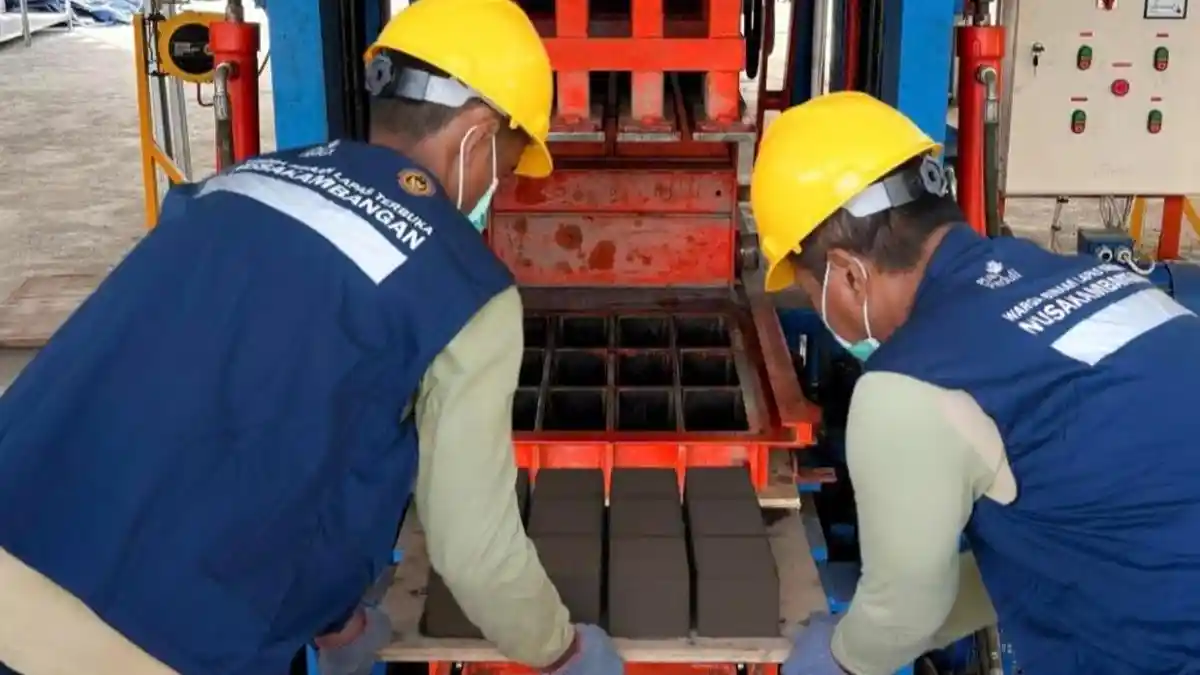 Warga Binaan Lapas Nusakambangan dapat Pelatihan Mengolah Limbah Pembakaran Batu Bara Jadi Batako