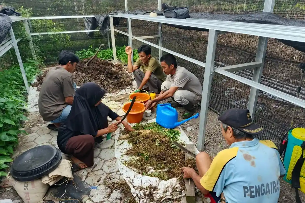 Yayasan Palung Ajak Kelompok Dampingan Membuat Pupuk Kompos 