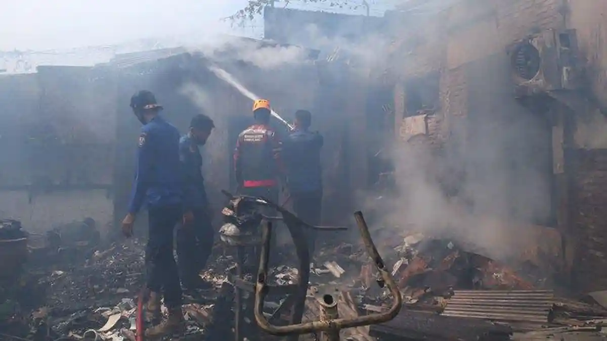 Kulkas Meledak, 1 Rumah Terbakar Pukul 09.00 WIB, 13 Unit & 50 Personel Pemadam Kebakaran Diturunkan