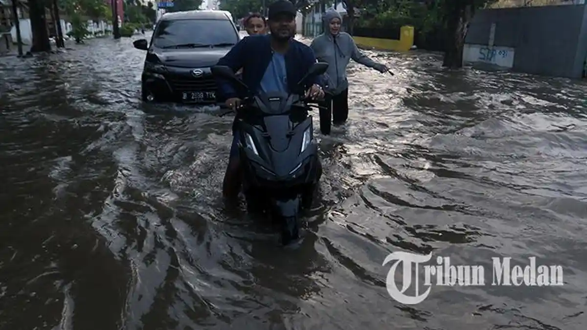 Berita Foto: Warga Dorong Sepeda Motornya yang Mogok saat Terobos Banjir di Sei Batang Hari - 29092023_BANJIR_MEDAN_DANIL_SIREGAR_6jpg.jpg