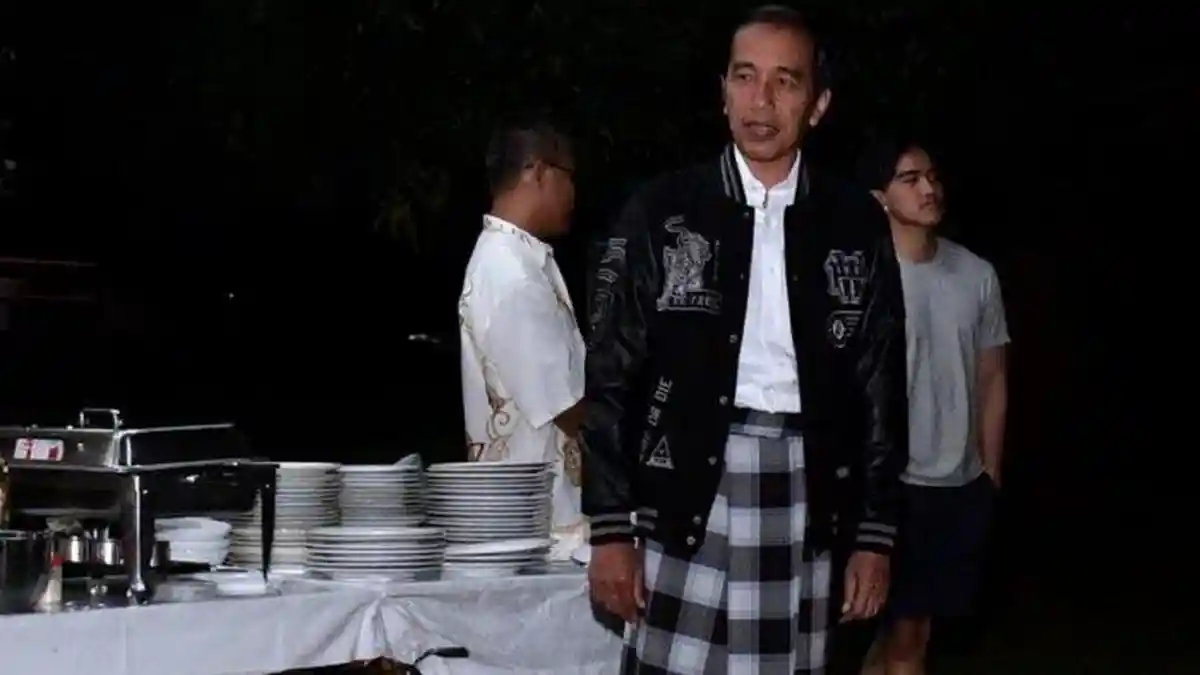 Sarung Jadi Pilihan Jokowi Untuk Dikenakan Jelang Tahun Baru 2019, Ternyata Ada Filosofinya