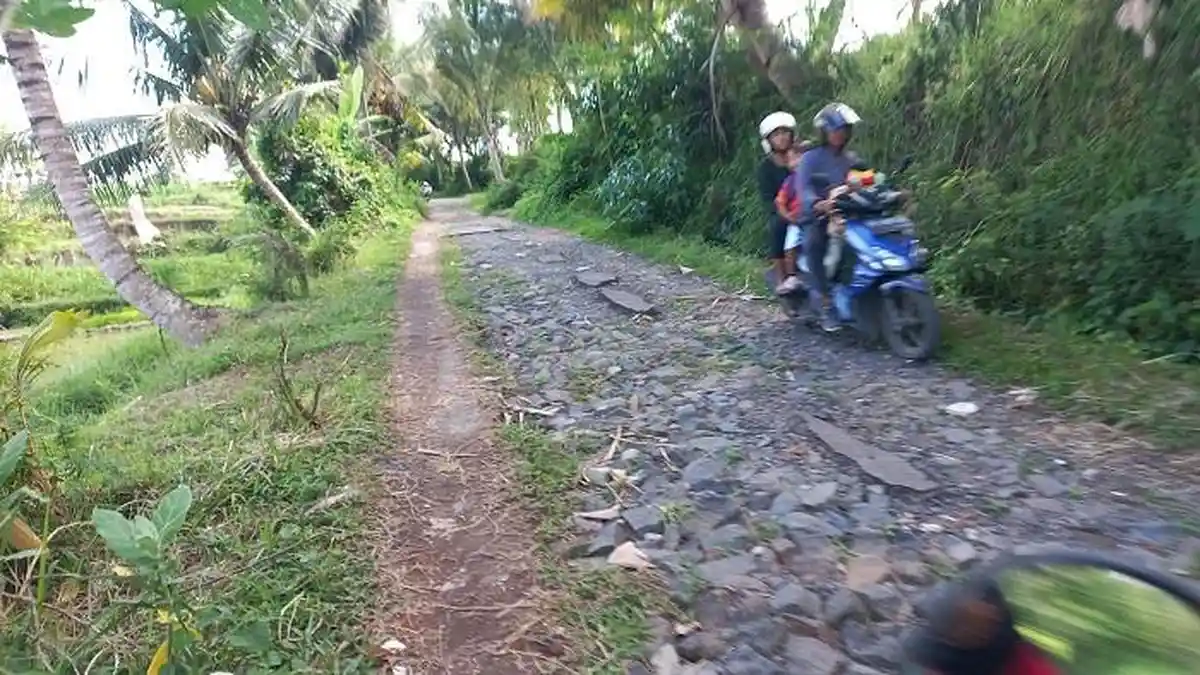 Jalan Menuju Polsek Klungkung Rusak Berat, Berlubang hingga Aspal Sisa Tanah 