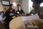 Baim Wong dan Paula Verhoeven Buka Gerai Donuthing