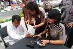 polisi-wanita-polwan-polda-diy-memberikan-vitamin-kepada-pejalan-kaki-di-jalan-malioboro_20180903_101313.jpg