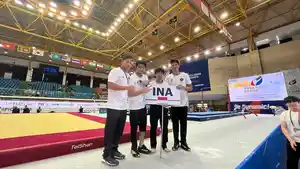 Pesenam-Indonesia-serta-pelatih-kiri-ke-kanan-ada-M-Tri-Saputra.jpg