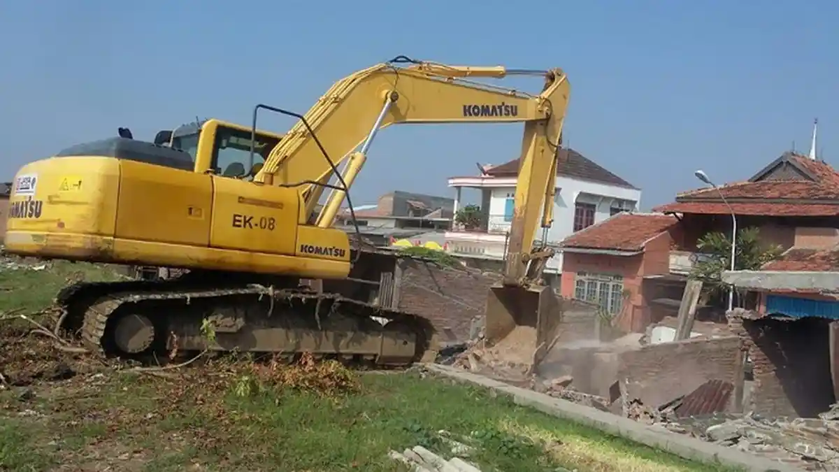 Dinas Perdagangan Kota Semarang Bongkar Sebagian Kios PKL di Bantaran Sungai BKT
