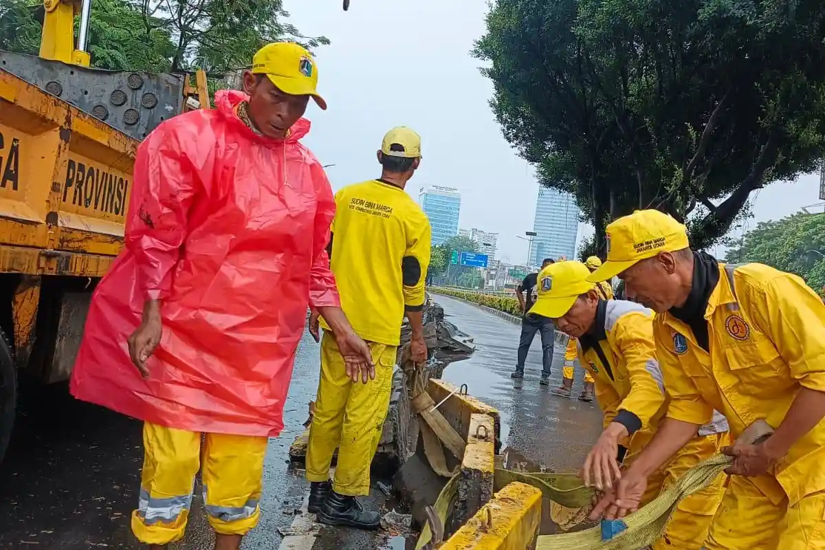 Sudin Bina Marga Perbaiki Fasilitas Umum yang Dirusak Massa saat Rusuh di Polres Jakarta Utara