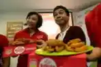Raditya Dika Hadiri Peluncuran MOR Store 10 Ribu Ranger Chicken