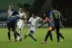 Berebut Bola Pemain Persib dan Arema Cronus