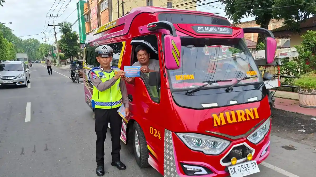 Turun Langsung, Subsatgas Preventif Polres Langkat Edukasi Pengemudi soal Operasi Patuh Toba 2025