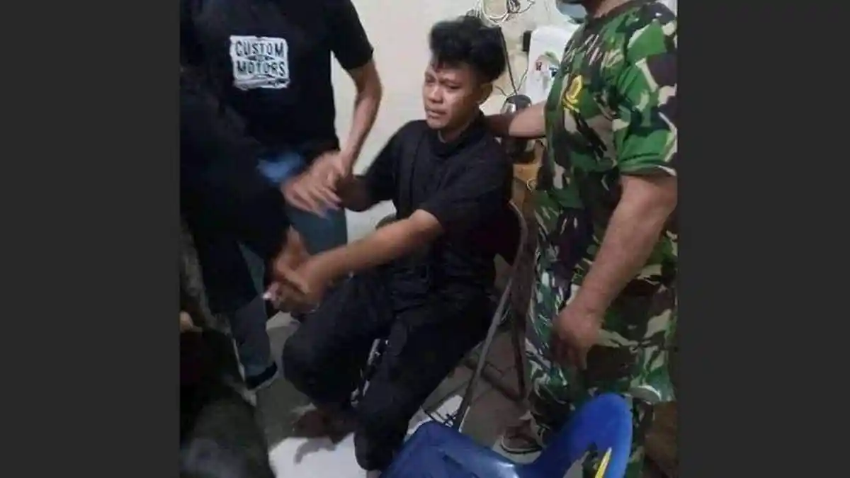Bikin Status Lecehkan Istri Korban KRI Nanggala-402, Warga Medan Ini Dicambuk Hingga Minta Ampun