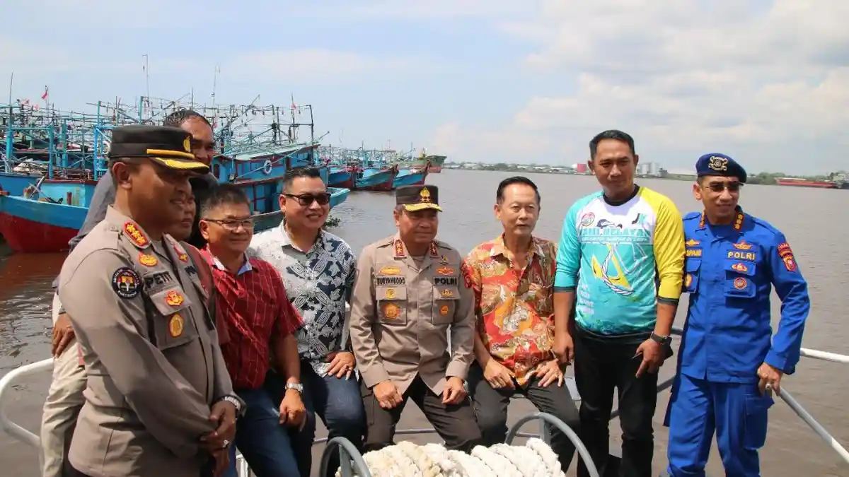 Gelar Jumat Curhat di Atas Kapal, Kapolda Kalbar Terus Berikan Pelayanan Terbaik Kepada Para Nelayan