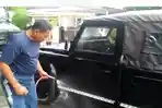 budi-waseso-mencuci-mobil-jumat-232018-tribunnewscomgita-irawan_20180304_152830.jpg