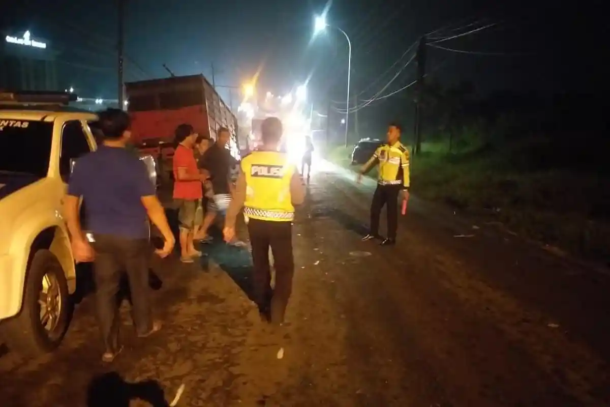 Sopir Diduga Mengantuk, Truk Gandeng Oleng Tabrak HRV di Gresik, 2 Orang Meninggal Dunia