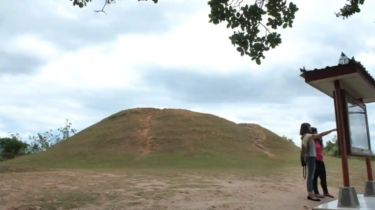 Menikmati Suasana Candi Abang, Situs yang Menyerupai Bukit Teletubbies