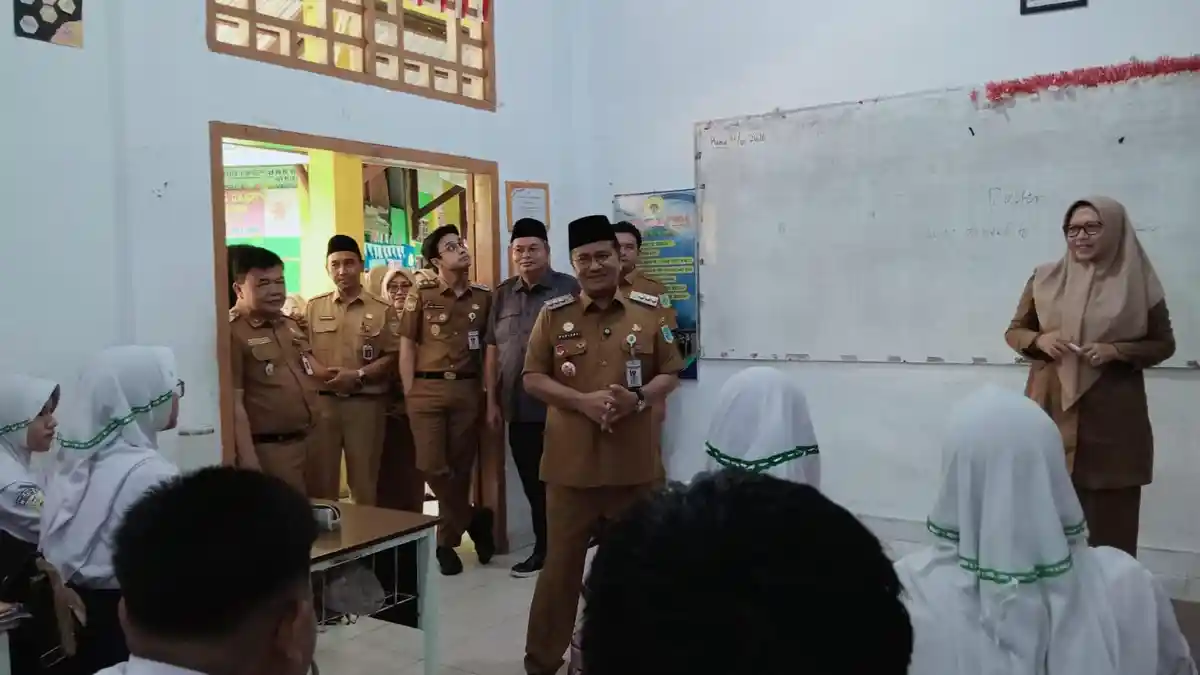 Wali Kota Maulana Pantau TKA di Tiga Sekolah, Pastikan Ujian Lancar
