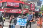 Keluarga Pengamen Karim Tolak Tuduhan ODGJ, Massa Gelar Aksi di Pasar Raya Padang Tuntut Keadilan