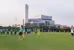 LATIHAN-PERDANA-Pemain-Persebaya-Surabaya-menjalani-latihan.jpg