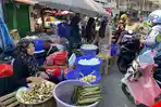 Video: H-1 Lebaran, Pedagang Ketupat di Pangkalpinang Ini Habiskan 400 Kg Beras per Hari
