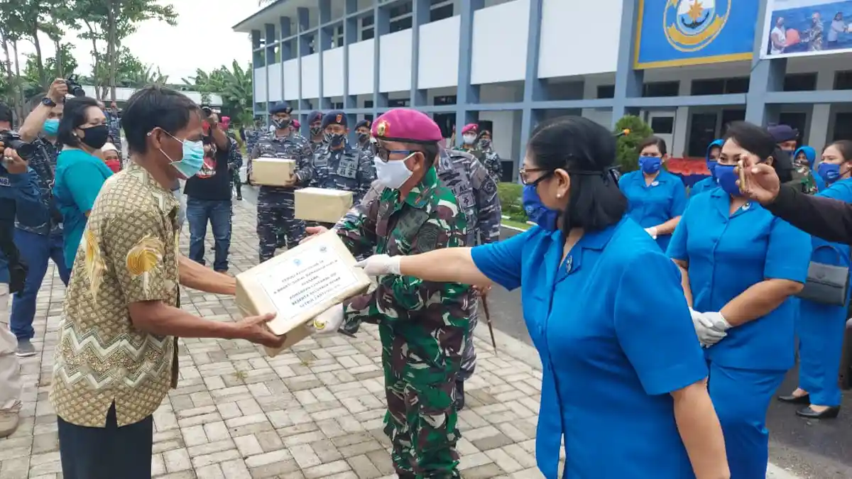 Danlantamal VIII Serahkan Bantuan Pangan kepada Warga Terdampak Covid-19