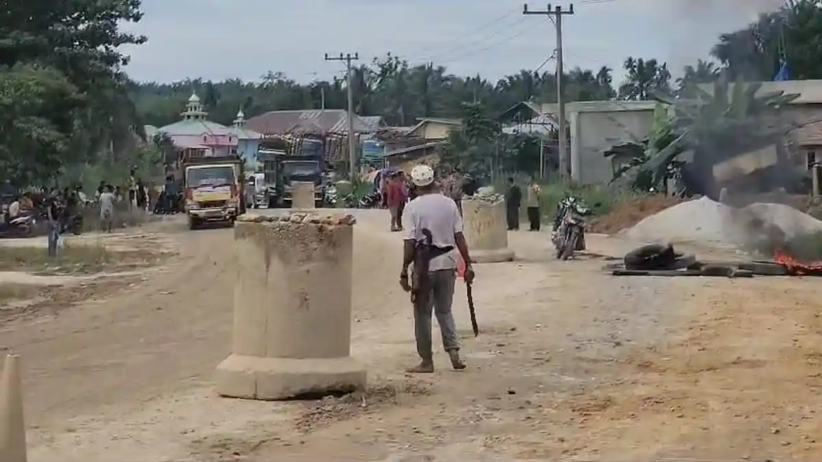 Viral Video Seorang Warga Desa Segati Pelalawan Blokir Jalan di Langgam ...