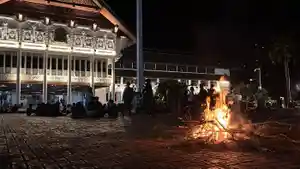 Massa-aksi-Aliansi-Rakyat-Aceh-menyalakan-api-unggun.jpg