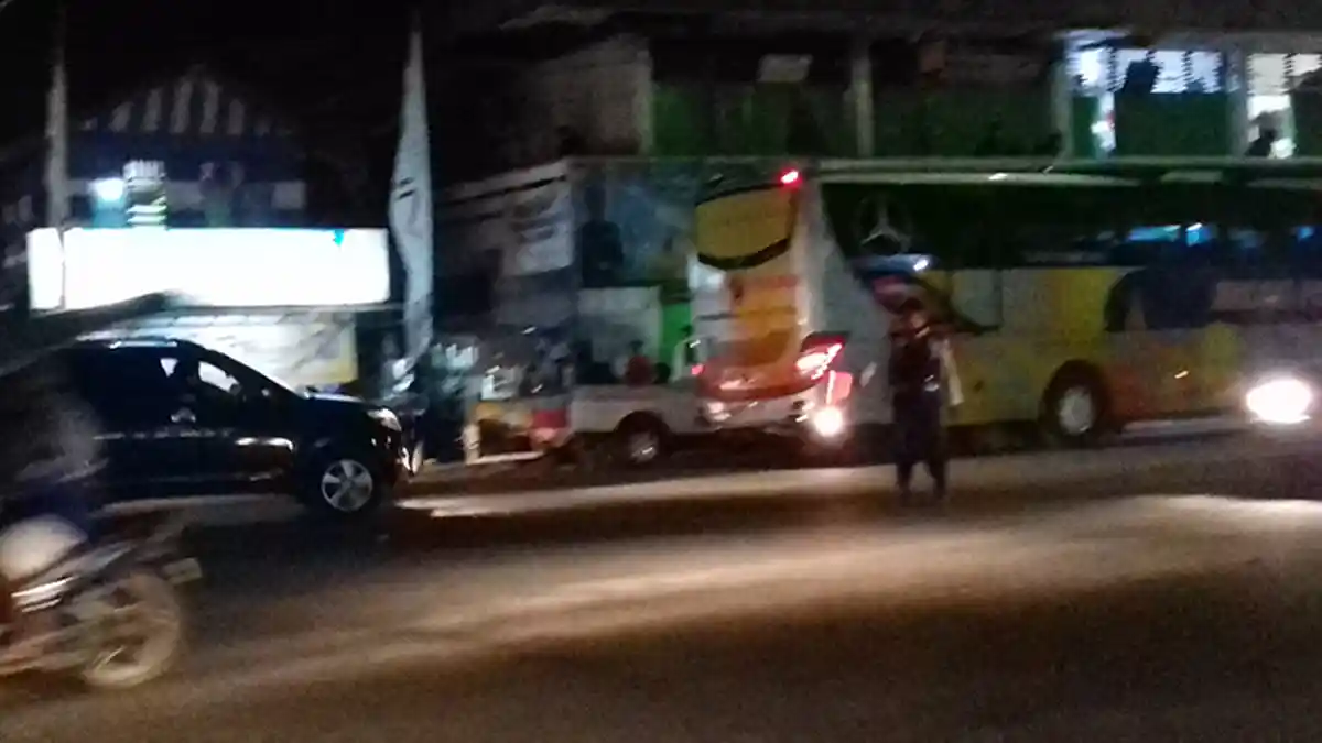 Kendaraan Pemudik Mulai Padati Jantung Ibu Kota Toraja Utara