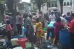 antrean-warga-kota-batu-untuk-mendapatkan-air-bersih.jpg