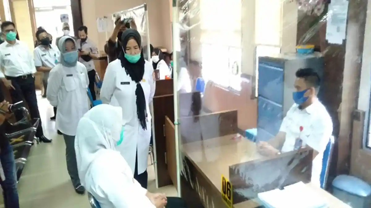 Pemkot Palembang Fokus Pada Pembagian Masker dan Vitamin