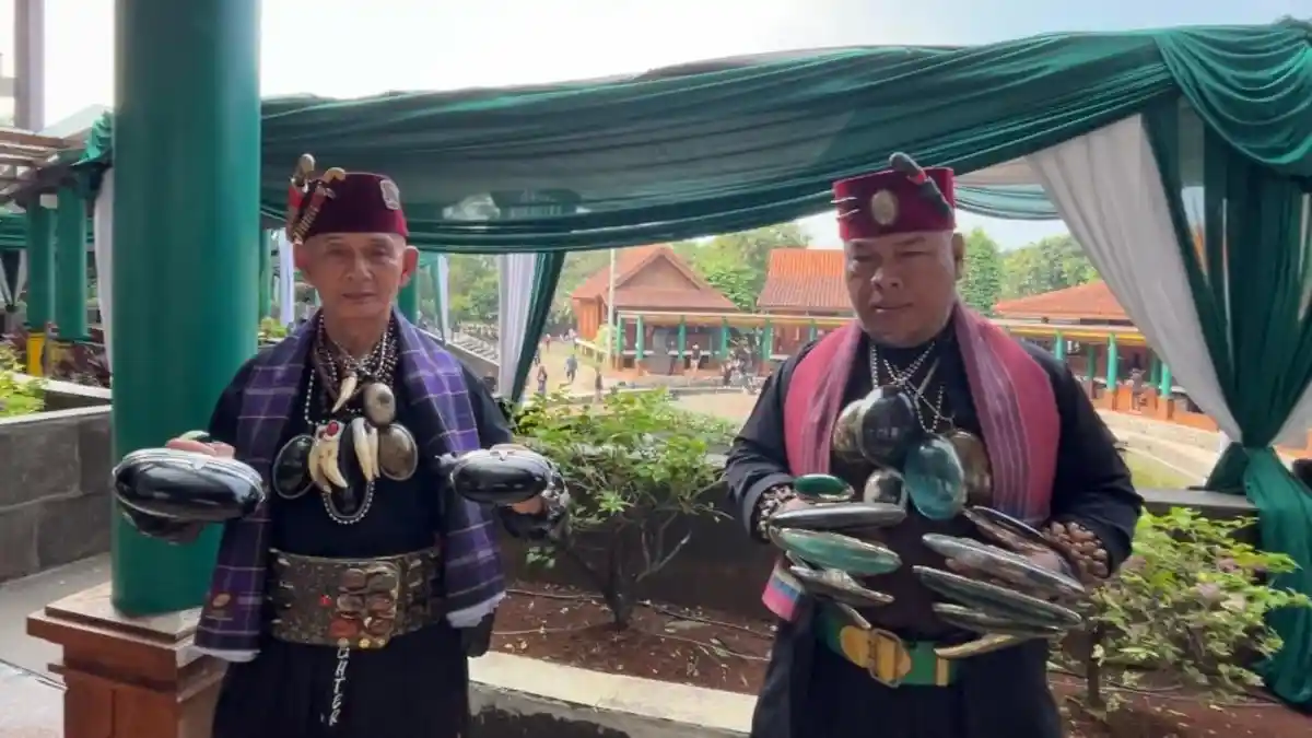Pamer Kalung dan Cincin Akik Raksasa, Inilah Pesan Engkong Salim dan Bang Kemeng di HUT Jakarta