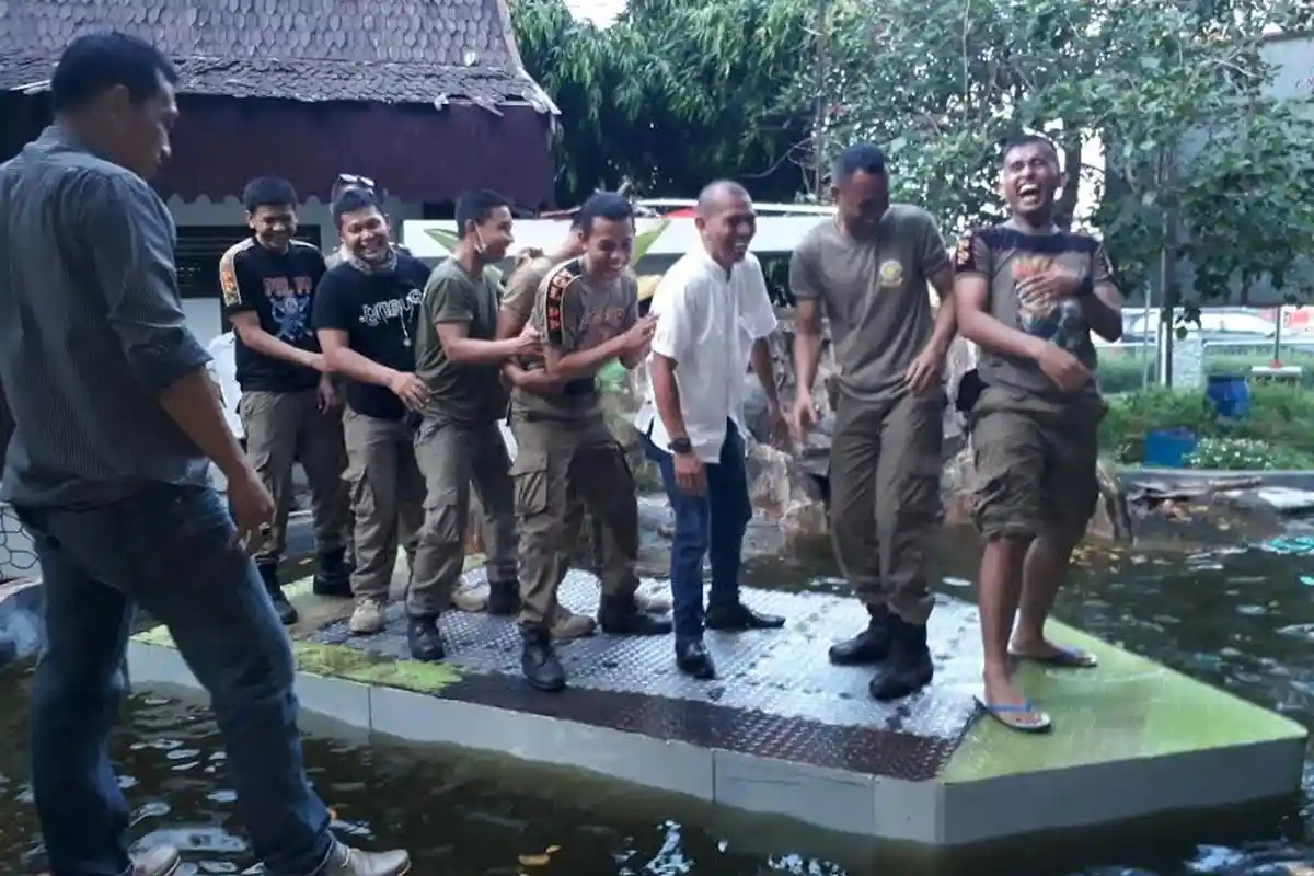 Satpol PP Makassar Bikin Rakit untuk Evakuasi Banjir