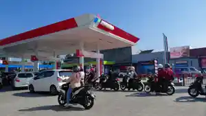 20260610-antrean-isi-bbm-di-spbu-watumas-Purwokerto-Banyumas.jpg