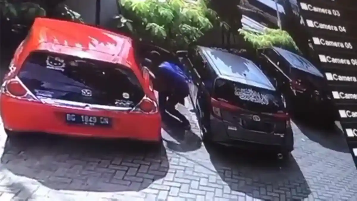 Aksi Pria Bobol Mobil di Parkiran Terekam CCTV, Sempat Celingak-celinguk