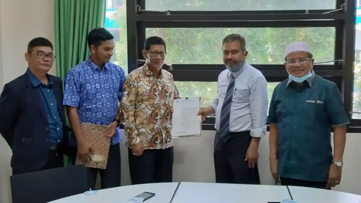 Rektor UNIKI Kukuhkan Dekan FKIP Dr Mohd Ilyas