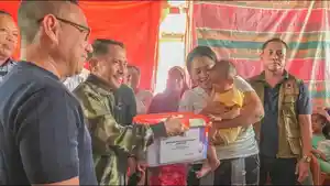 Bupati-Gorontalo-Nelson-Pomalingo-memberikan-bantuan-kepada-masyarakat.jpg