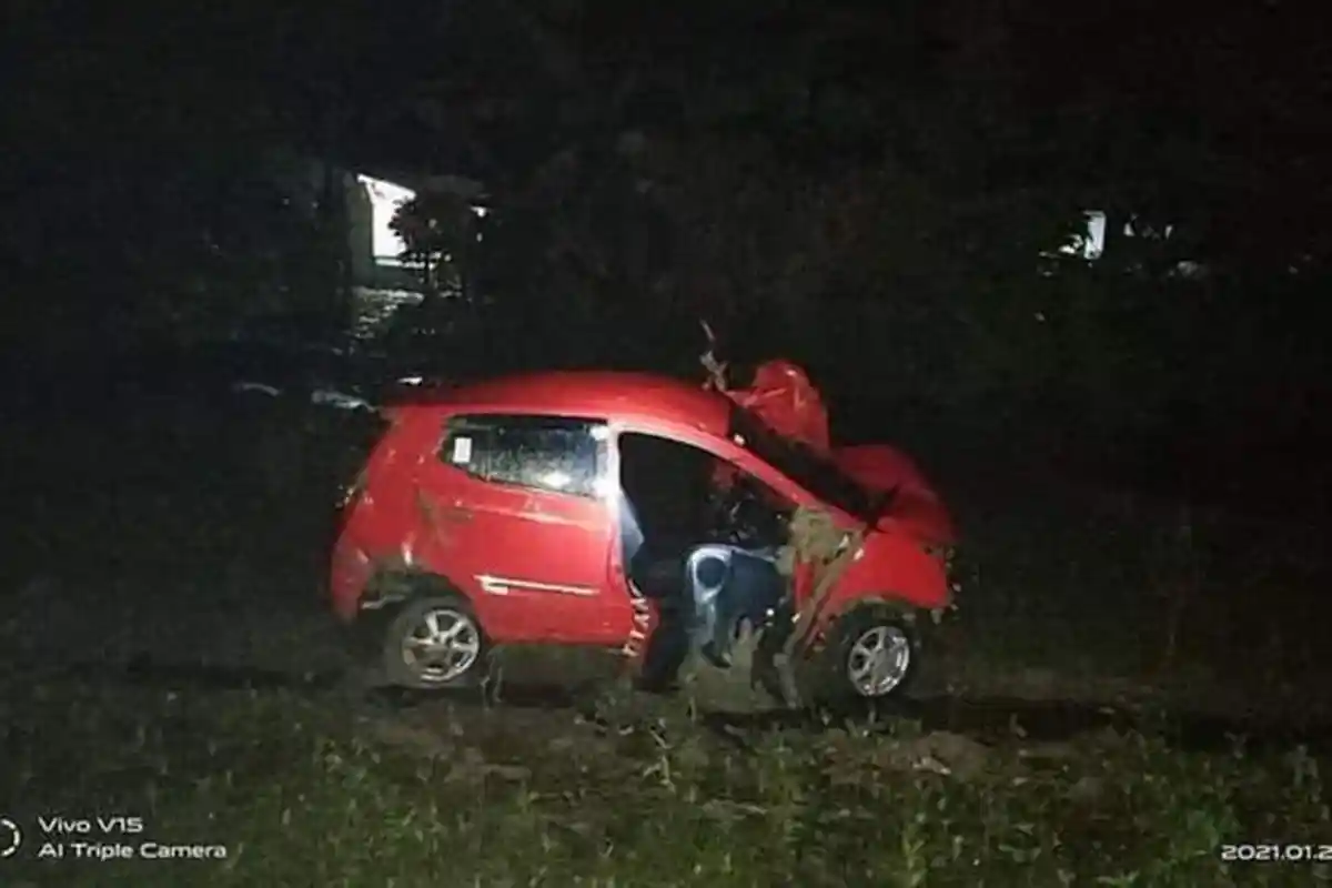 Mesin Mobil Mati Ditengah Rel di Grobogan, Mobil Tertabrak Kereta, Penumpang dan Supir Lolos