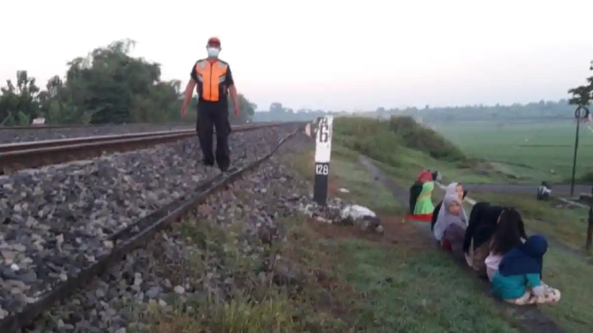 Masyarakat Diimbau Tak Ngabuburit dan Bermain di Jalur Rel Kereta Api