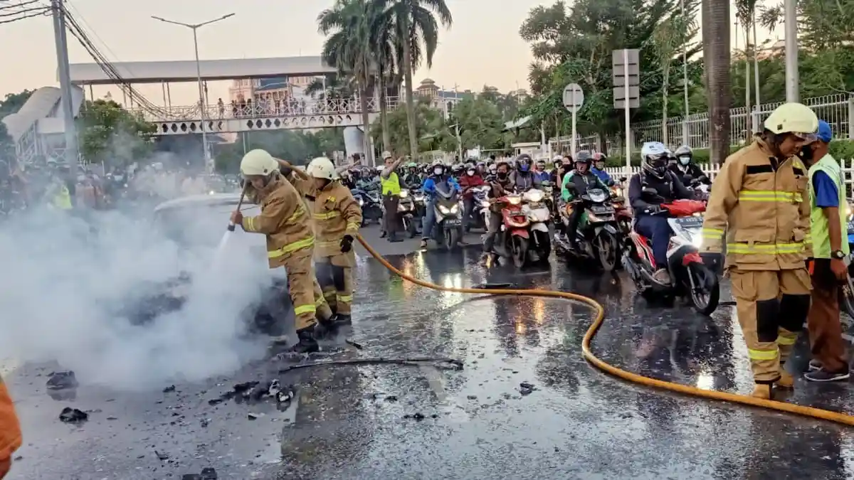 Ford Mustang Hangus Terbakar di Pondok Indah Dibawa Sopir dari Bengkel, Kerugian Ditaksir Rp 2 M - pemadam-mobil-mustang-di-pim.jpg