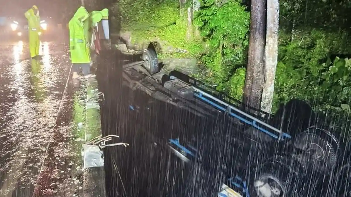 Rem Blong Truk Box Masuk Sungai, Sopir Meninggal Dunia