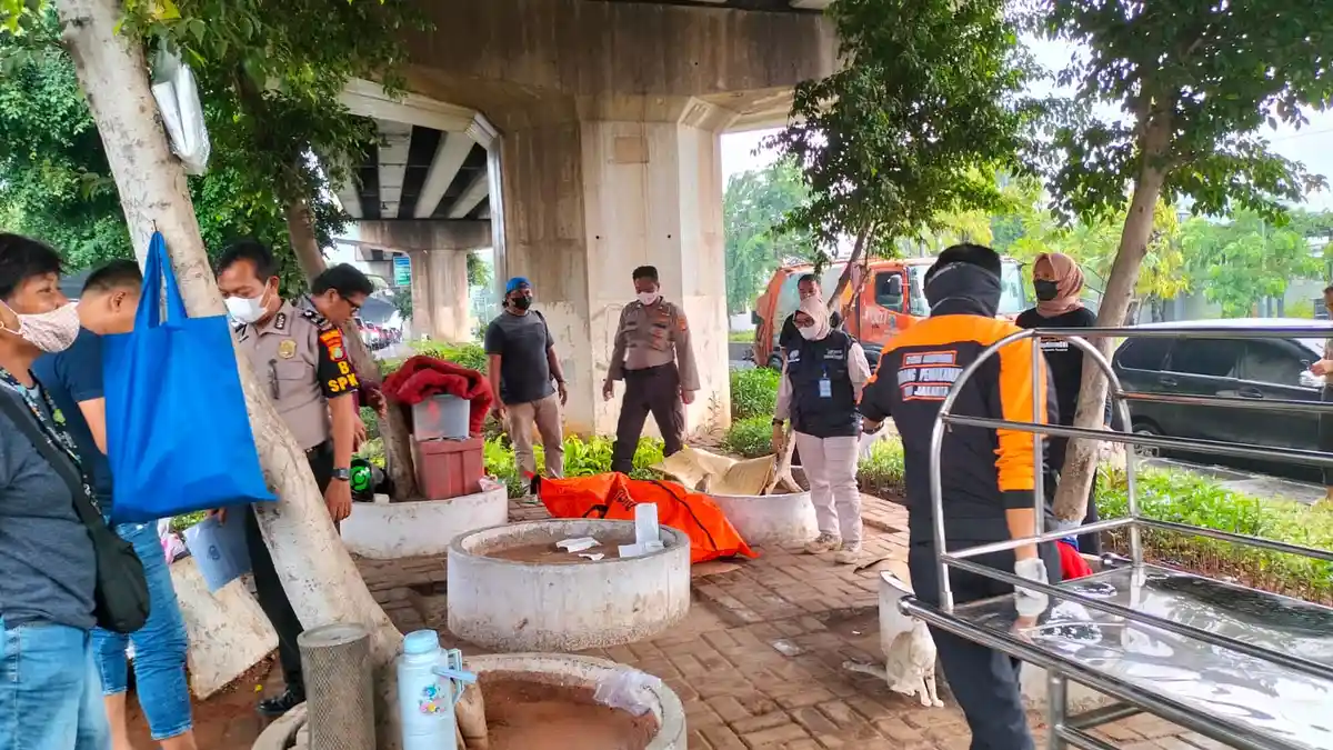 Hujan Deras, Mayat Perempuan Lansia Ditemukan Tergeletak di Kolong Flyover Ancol Timur