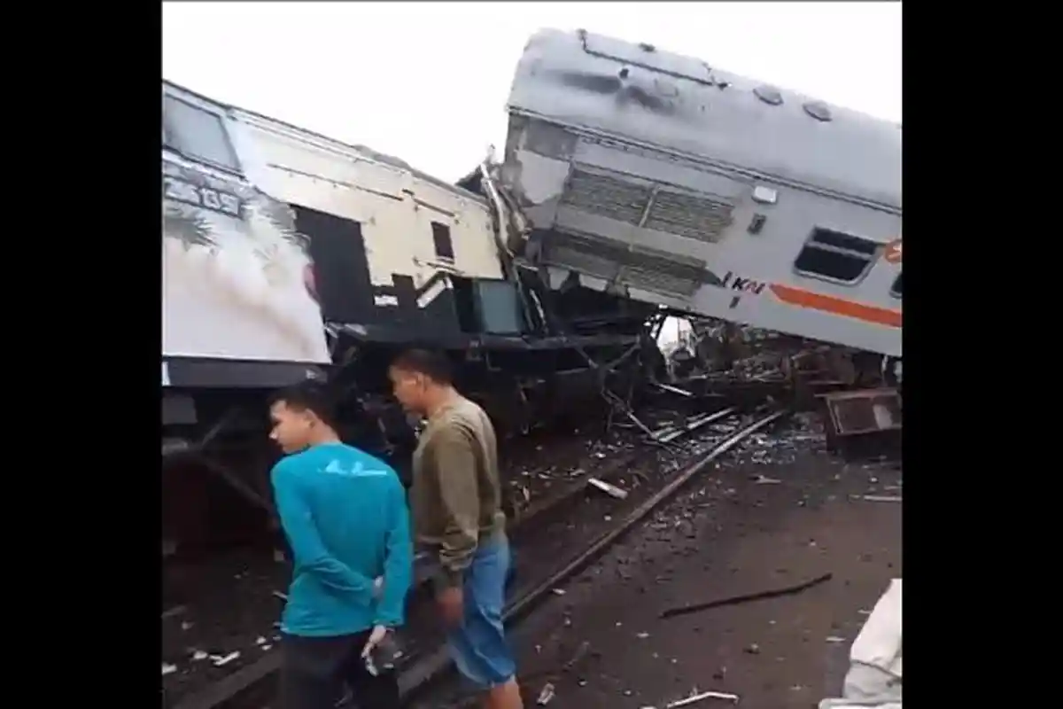 Evakuasi Gerbong Kereta yang Kecelakaan di Cicalengka Bandung, KAI Turunkan Alat Berat