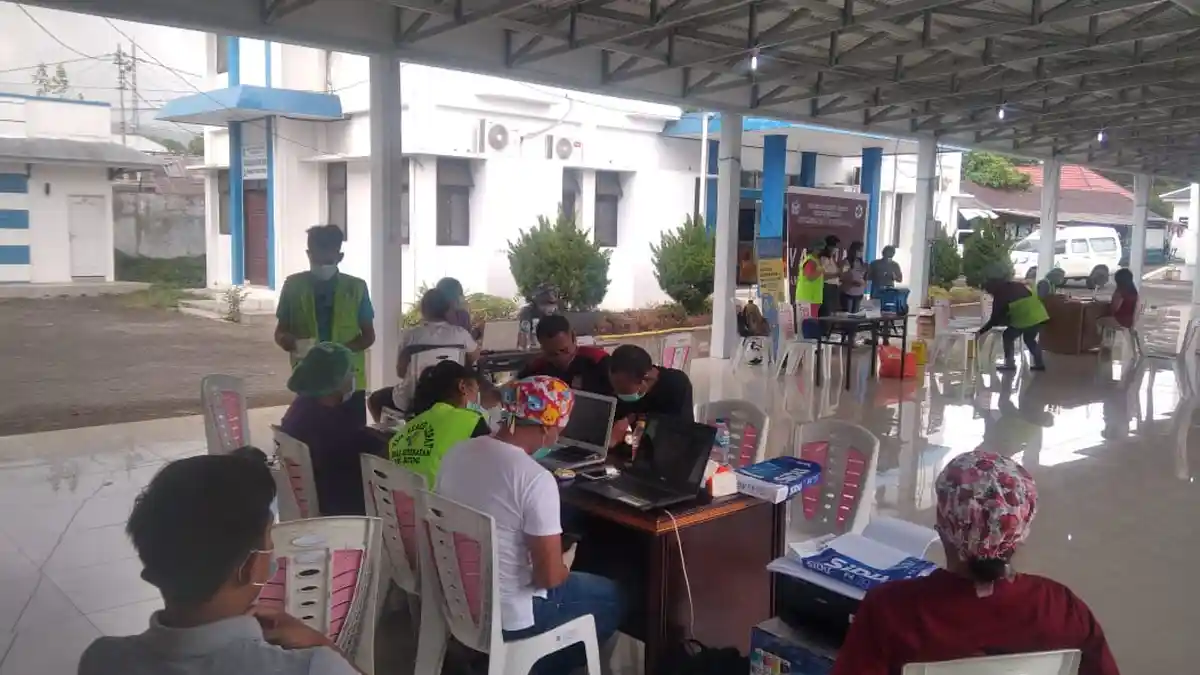Belum Terapkan PPKM, Kota Bitung Terus Vaksinasi Sektor Pelayanan Publik - pemberian-vaksinasi-covid-19-kepada-sektor-pelayanan-publik-kantor-wali-kota-bitung-jumat2.jpg